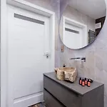 Premium Salwatorianska Mountain View By Renters Prestige 아파트 *